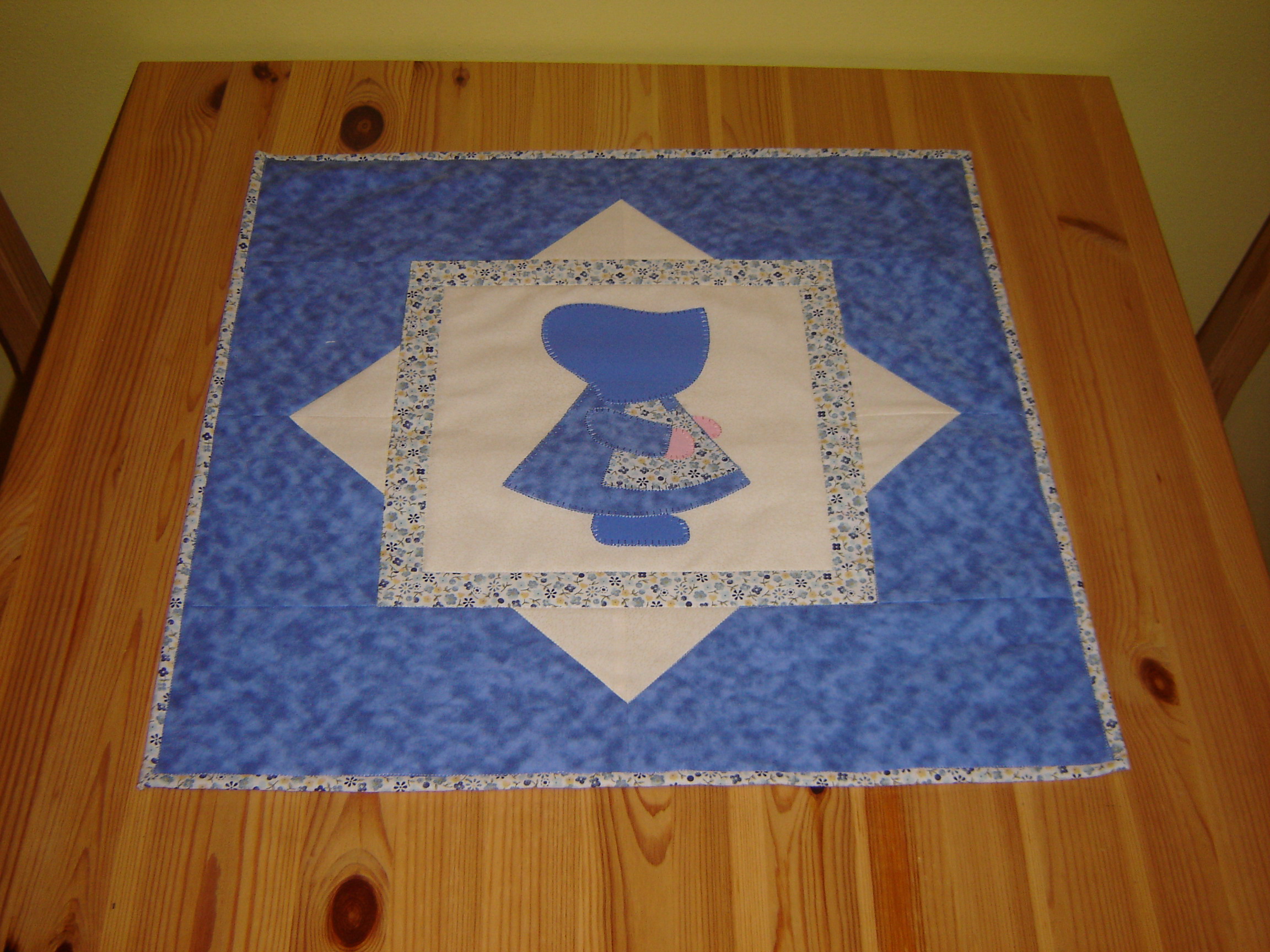 Modrá Sunbonnet - do sady s ubrusem